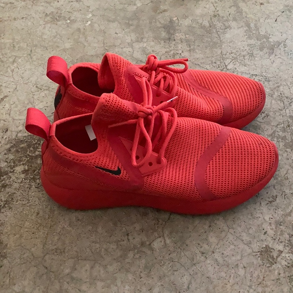 Nike tennis shoes size 7.5